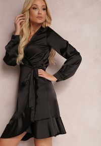 Renee - Czarna Sukienka Deinarpia. Kolor: czarny. Materiał: satyna, tkanina. Typ sukienki: kopertowe. Styl: klasyczny. Długość: mini #4