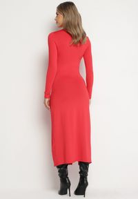 Born2be - Czerwona Sukienka Taliowana z Asymetrycznym Dekoltem i Rozcięciem Saiala. Okazja: do pracy, na spotkanie biznesowe. Kolor: czerwony. Długość rękawa: długi rękaw. Typ sukienki: asymetryczne. Styl: wizytowy, biznesowy, klasyczny #2