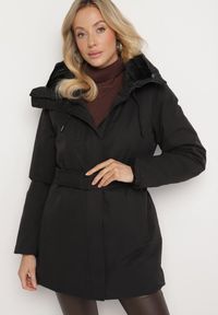 Born2be - Czarna Pikowana Kurtka z Bawełną o Długim Kroju z Kapturem i Paskiem Senathiel. Okazja: na co dzień. Typ kołnierza: kaptur. Kolor: czarny. Materiał: bawełna. Długość: długie. Styl: casual, elegancki #7