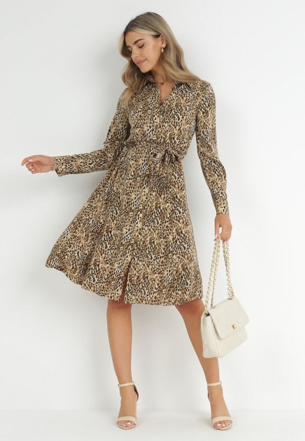 Born2be - Ciemnobeżowa Sukienka Koszulowa w Panterkę Vesenil. Kolor: beżowy. Materiał: materiał. Wzór: motyw zwierzęcy. Typ sukienki: koszulowe. Długość: midi