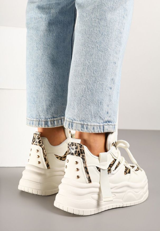 Renee - Beżowe Sneakersy w Streetwearowym Stylu na Tłoczonej Platformie z Brokatem Mailienne. Okazja: na co dzień. Kolor: beżowy. Materiał: jeans. Szerokość cholewki: normalna. Wzór: aplikacja. Obcas: na platformie