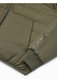 Ombre Clothing - Pikowana męska kurtka z kapturem i dzianinowymi rękawami – oliwkowa V4 - Rozmiar: M. Typ kołnierza: kaptur. Kolor: oliwkowy. Materiał: dzianina. Wzór: gładki. Styl: sportowy, elegancki #4