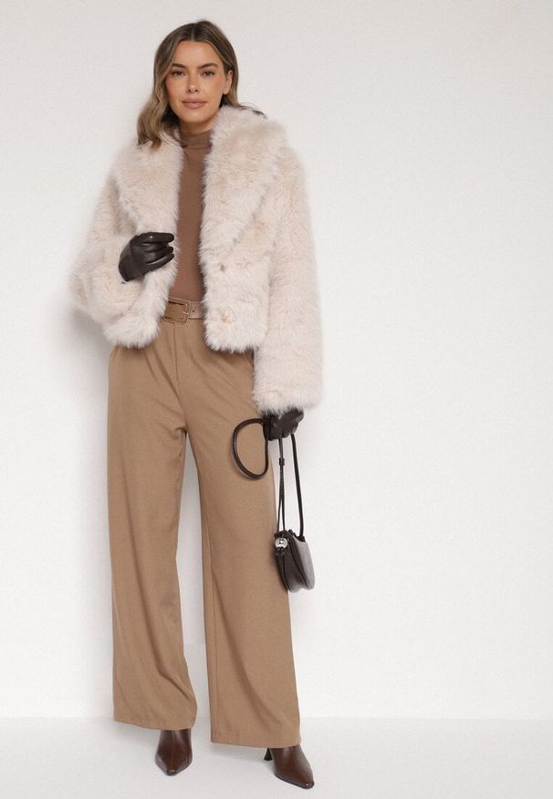 Born2be - Beżowa Kurtka Futrzana z Ozdobnym Kołnierzem Wedoria. Okazja: na co dzień. Kolor: beżowy. Materiał: futro. Styl: casual