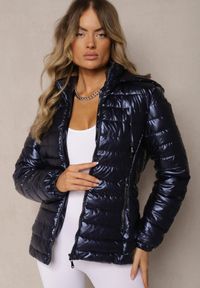 Renee - Granatowa Kurtka Ozdobiona Pikowaniem z Odpinanym Kapturem Mivvera. Kolor: niebieski. Materiał: jeans. Wzór: aplikacja. Styl: sportowy