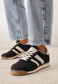 Renee - Czarne Sneakersy Ozdobione z Boku Paskami Ariene. Okazja: na co dzień. Zapięcie: pasek. Kolor: czarny. Materiał: jeans, materiał. Wzór: aplikacja. Sezon: wiosna #3