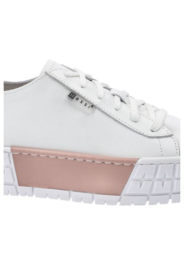 Białe Sneakersy Nessi Damskie Stylowe Obuwie. Okazja: do pracy, na uczelnię. Kolor: biały. Materiał: skóra. Szerokość cholewki: normalna. Obcas: na obcasie. Styl: elegancki. Wysokość obcasa: średni