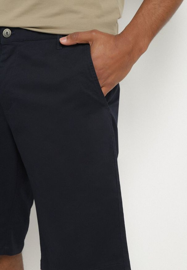 Born2be - Niebieskie Szorty Bawełniane Bermudy Zapinane na Ukryty Suwak i Guzik Vikiidana. Okazja: na co dzień. Kolor: niebieski. Materiał: bawełna. Długość: krótkie. Sezon: wiosna, lato. Styl: casual, klasyczny, elegancki