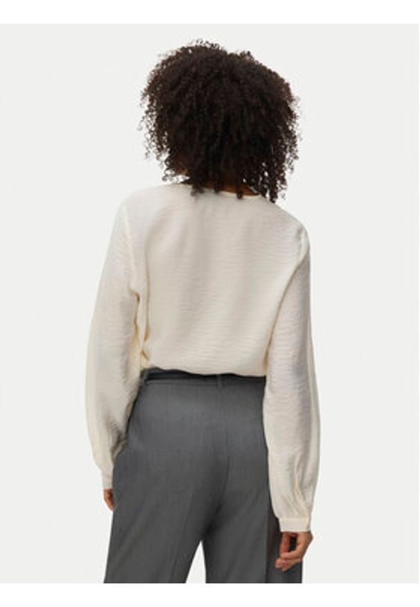 Vero Moda Bluzka Urli 10338835 Biały Regular Fit. Kolor: biały. Materiał: wiskoza