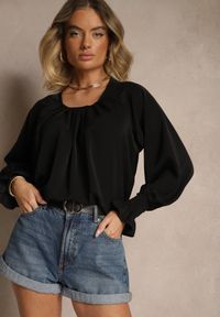 Renee - Czarna Bluzka Ozdobiona Marszczeniem Emirana. Okazja: na co dzień. Kolor: czarny. Materiał: jeans. Długość rękawa: długi rękaw. Długość: długie. Wzór: aplikacja. Styl: klasyczny, casual