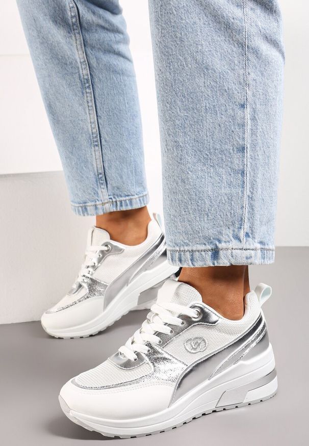 Renee - Białe Sznurowane Sneakersy z Ekoskóry z Siateczką i Ozdobnym Monogramem Vitalera. Kolor: biały. Wzór: aplikacja