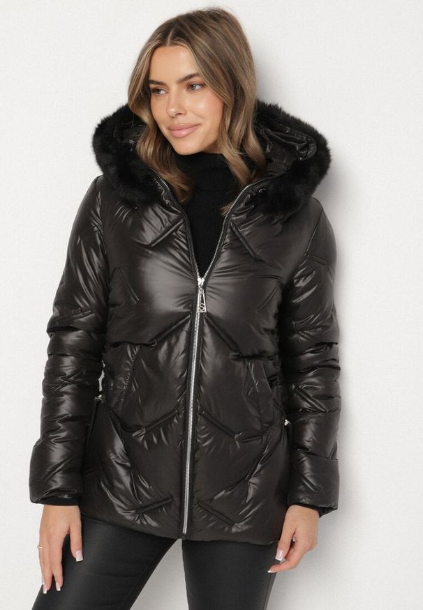 Born2be - Czarna Kurtka z Oryginalnym Pikowaniem i Kapturem z Futerkiem Nallisa. Okazja: na co dzień, do pracy, na spotkanie biznesowe. Kolor: czarny. Materiał: futro. Styl: casual, biznesowy