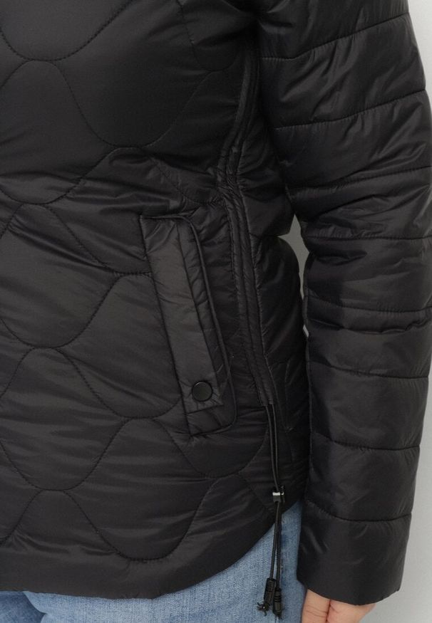 Born2be - Czarna Kurtka Pikowana Przeciwwiatrowa z Odpinanym Kapturem Wlerra. Kolekcja: plus size. Kolor: czarny
