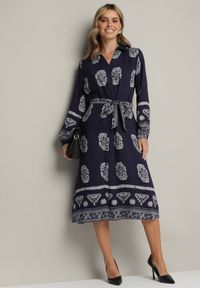 Born2be - Granatowa Koszulowa Sukienka Ozdobiona Ornamentalnym Wzorem z Wiązanym Paskiem Roriola. Okazja: na co dzień, do pracy. Kolor: niebieski. Materiał: skóra, wiskoza, tkanina. Wzór: aplikacja. Typ sukienki: koszulowe. Styl: klasyczny, casual, elegancki #7