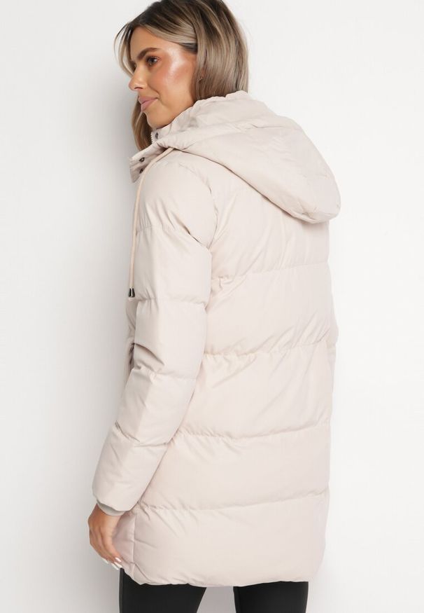 Born2be - Jasnobeżowa Pikowana Kurtka przed Kolano z Kapturem Aralandra. Typ kołnierza: kaptur. Kolor: beżowy. Styl: klasyczny