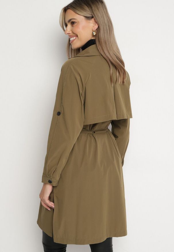 Born2be - Ciemnozielony Dwurzędowy Płaszcz z Bawełną i Regulowanymi Rękawami Ściągany z Tyłu Paskiem Mevalina. Okazja: do pracy. Kolor: zielony. Materiał: bawełna. Styl: klasyczny, elegancki