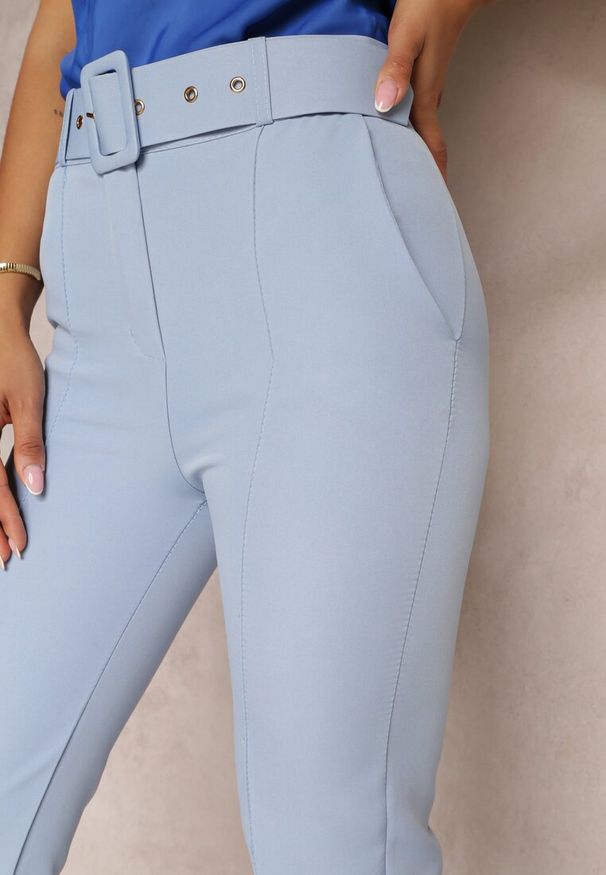 Renee - Niebieskie Dopasowane Spodnie Garniturowe High Waist z Paskiem w Talii Ozdobionym Klamrą Binah. Okazja: na spotkanie biznesowe, do pracy. Stan: podwyższony. Kolor: niebieski. Długość: długie. Wzór: aplikacja. Styl: elegancki, biznesowy