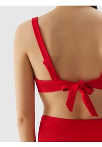4f - Góra od bikini damska - czerwona. Kolor: czerwony. Materiał: syntetyk, elastan, materiał, włókno, dzianina. Wzór: jednolity #2