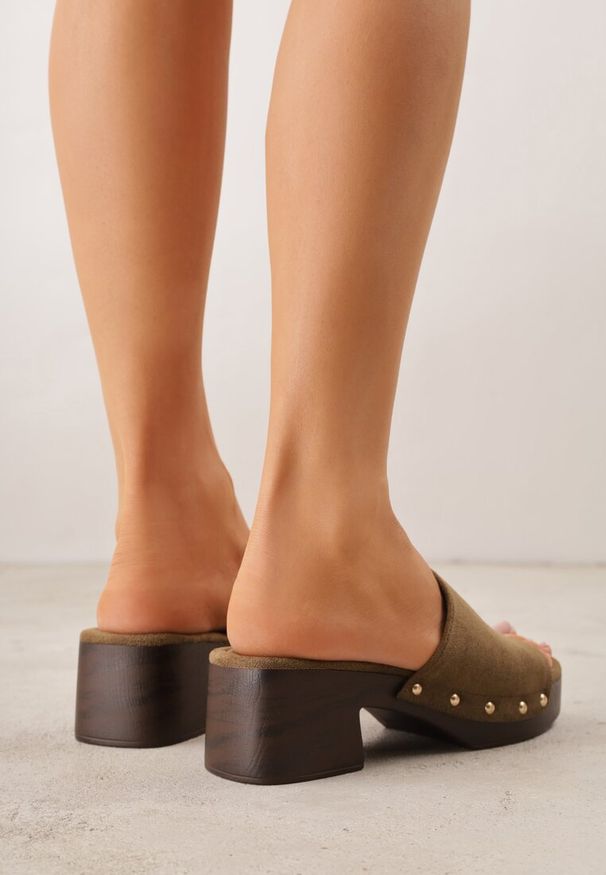 Renee - Zielone Klapki w Stylu Drewniaków z Nitami na Klockowym Obcasie Junikofa. Okazja: na co dzień. Kolor: zielony. Materiał: koronka, zamsz. Obcas: na obcasie. Styl: rockowy, casual. Wysokość obcasa: średni