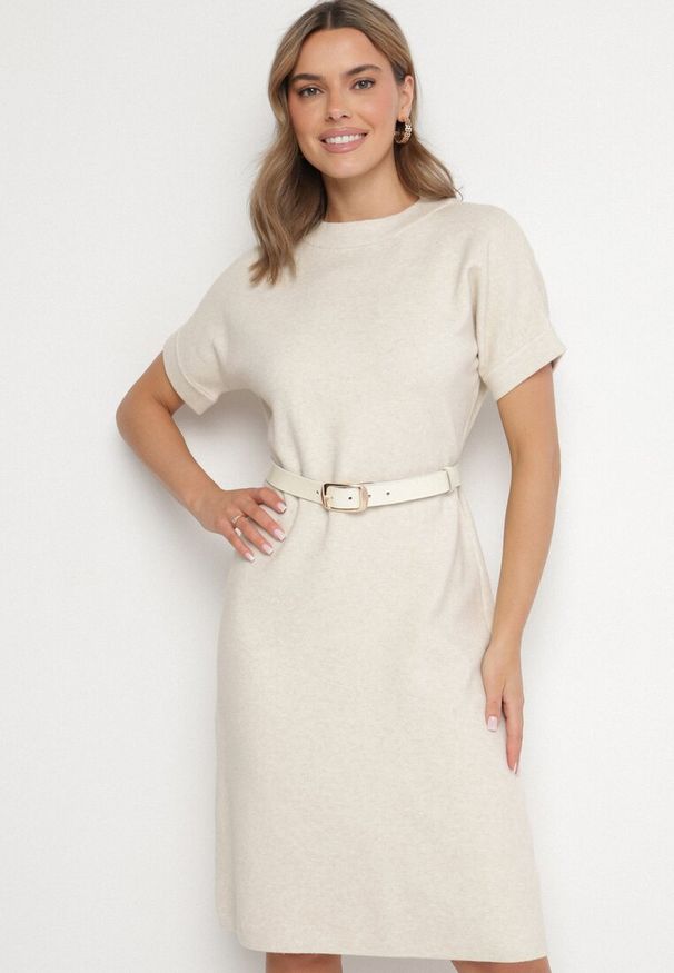 Born2be - Jasnobeżowa Sukienka z Wiskozą Bawełną i Odpinanym Kwiatem 3D Zeiada. Kolor: beżowy. Materiał: bawełna, wiskoza. Wzór: kwiaty