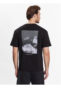 Calvin Klein T-Shirt Cloud Photo Back Print T-Shirt K10K111120 Czarny Regular Fit. Kolor: czarny. Materiał: bawełna. Wzór: nadruk