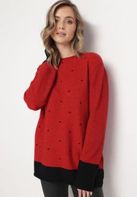 Born2be - Czerwony Luźny Sweter w Kropki Alynnia. Kolor: czerwony. Materiał: tkanina, dzianina. Długość rękawa: długi rękaw. Długość: długie. Wzór: kropki. Styl: klasyczny #5