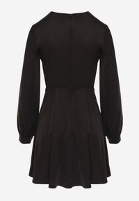 Renee - Czarna Bawełniana Sukienka VICES z Satyny z Kopertowym Dekoltem Cunelia. Okazja: na co dzień. Typ kołnierza: dekolt kopertowy. Kolor: czarny. Materiał: satyna, bawełna. Długość rękawa: długi rękaw. Typ sukienki: kopertowe. Styl: casual, elegancki #4