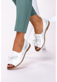 PRO-MODA - Srebrne sandały zabudowane z kokardą polska skóra pro-moda 2660-005. Kolor: srebrny, wielokolorowy, beżowy. Materiał: skóra
