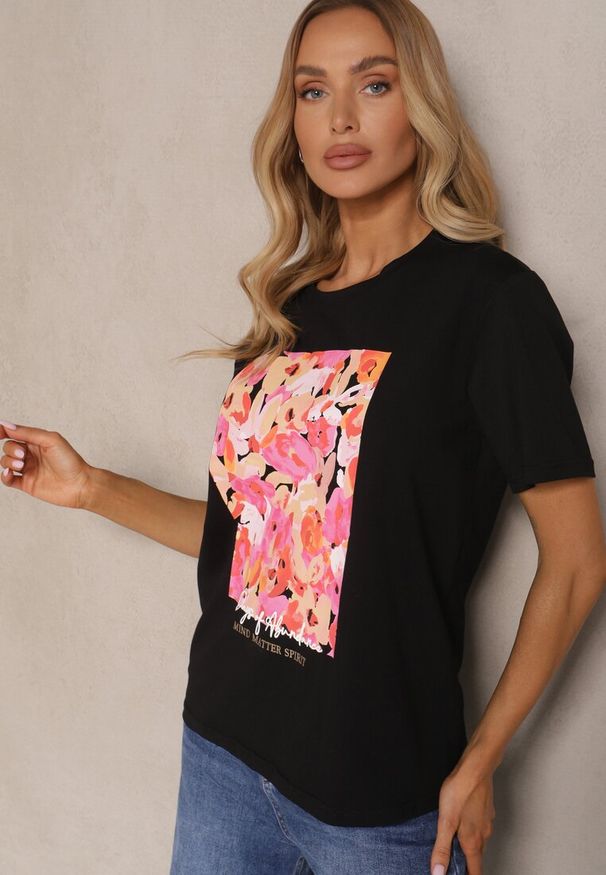 Renee - Czarny T-shirt Ozdobione Aplikacją 3D Vleffia. Okazja: na co dzień. Kolor: czarny. Materiał: jeans. Wzór: aplikacja. Styl: casual, elegancki