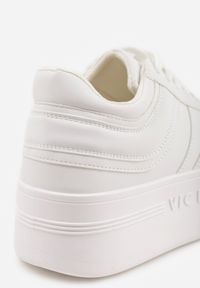 Born2be - Białe Sneakersy VICES na Grubej Podeszwie z Tłoczonym Napisem i Perforacją Cezite. Okazja: na co dzień. Kolor: biały. Materiał: jeans. Wzór: napisy #7