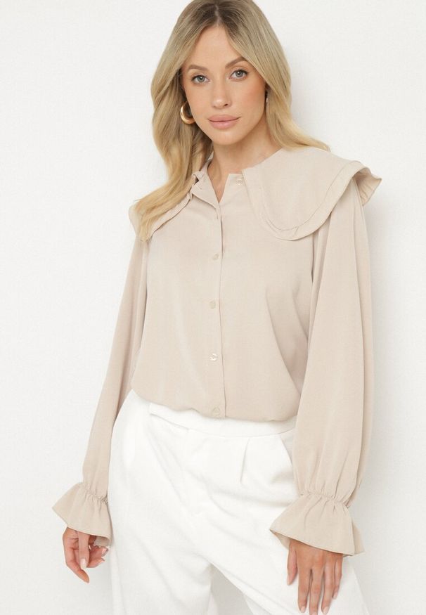 Born2be - Beżowa Koszula z Ozdobnym Kołnierzykiem i Falbankami Emilarae. Okazja: na co dzień, na spotkanie biznesowe. Typ kołnierza: kołnierz z falbankami. Kolor: beżowy. Materiał: jeans. Długość rękawa: długi rękaw. Długość: długie. Styl: biznesowy, casual, elegancki