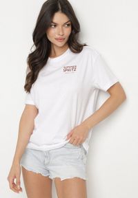 Born2be - Biało-Niebieski Bawełniany T-shirt Typu Oversize z Nadrukiem i Napisem Fillana. Okazja: na co dzień. Kolor: biały. Materiał: bawełna. Wzór: napisy, nadruk. Styl: casual #7