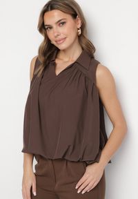 Born2be - Brązowa Bluza Rozkloszowana Oversize z Kołnierzykiem Eridwen. Okazja: na co dzień. Typ kołnierza: dekolt w serek, kołnierzyk klasyczny. Kolor: brązowy. Długość rękawa: długi rękaw. Długość: długie. Styl: klasyczny, casual