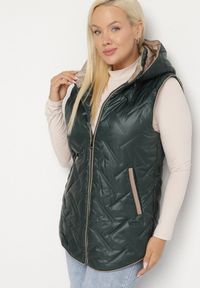 Born2be - Ciemnozielona Pikowana Kamizelka z Odpinanym Kapturem Rilanisa. Okazja: na co dzień. Kolor: zielony. Materiał: jeans. Styl: klasyczny, casual, elegancki
