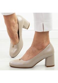 POTOCKI - Beżowe czółenka damskie na obcasie Potocki 12569. Okazja: na spotkanie biznesowe, na ślub cywilny, na wesele, na imprezę. Nosek buta: okrągły. Kolor: beżowy. Szerokość cholewki: normalna. Wzór: ażurowy. Materiał: skóra. Sezon: wiosna. Obcas: na obcasie. Styl: biznesowy, elegancki, klasyczny, wizytowy. Wysokość obcasa: średni #1