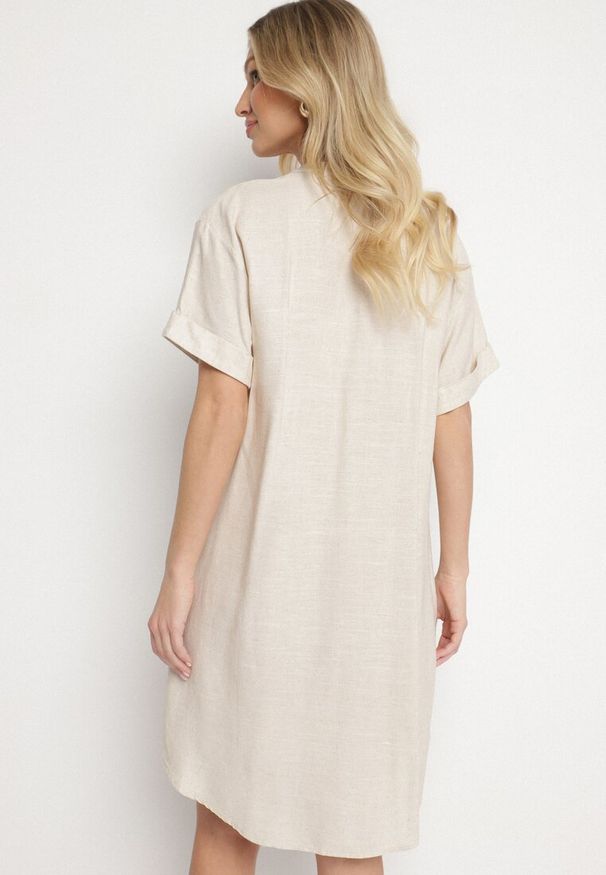 Born2be - Jasnobeżowa Bawełniana Sukienka o Prostym Kroju z Krótkim Rękawem i Guzikami Elaniwen. Okazja: na co dzień. Typ kołnierza: dekolt w serek. Kolor: beżowy. Materiał: bawełna. Długość rękawa: krótki rękaw. Typ sukienki: proste. Styl: casual, elegancki