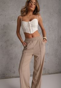 Renee - Beżowe Prążkowane Spodnie High Waist z Szerokimi Nogawkami Ginorria. Stan: podwyższony. Kolor: beżowy. Materiał: prążkowany. Długość: krótkie. Sezon: lato #1