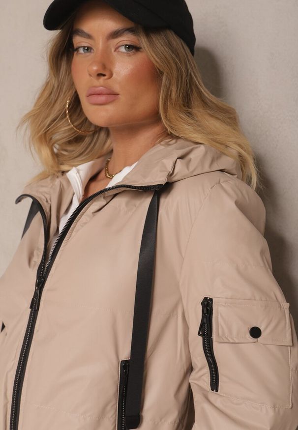 Renee - Beżowa Kurtka Wiatrówka z Kapturem o Pudełkowym Kroju Hirloti. Okazja: na co dzień, na spacer. Typ kołnierza: kaptur. Kolor: beżowy. Materiał: jeans. Styl: elegancki, casual