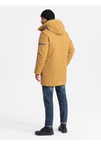 Ombre Clothing - Długa ocieplana męska kurtka z odblaskowymi elementami – żółta V2 - Rozmiar: XXL. Typ kołnierza: kołnierzyk stójkowy, kaptur. Kolor: żółty. Materiał: guma, syntetyk, poliester, materiał. Długość: długie. Wzór: aplikacja, nadruk #10