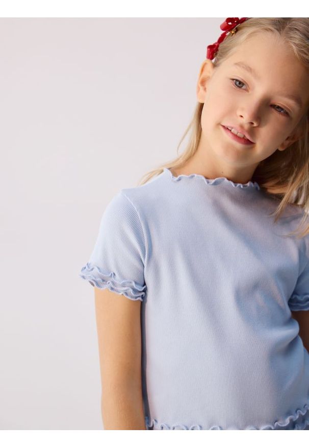 Reserved - Prążkowany t-shirt - jasnoniebieski. Kolor: niebieski. Materiał: prążkowany