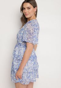 Born2be - Niebieska Sukienka z Falbanami i Abstrakcyjnym Wzorem Rinasea. Okazja: na co dzień. Typ kołnierza: dekolt w kształcie V. Kolor: niebieski. Materiał: jeans. Styl: klasyczny, elegancki, casual #7