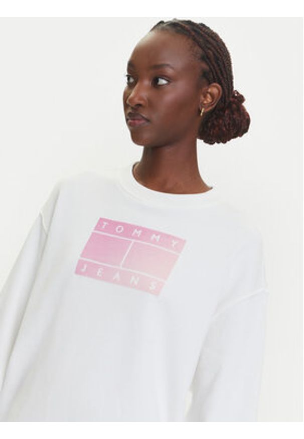 Tommy Jeans Bluza Gradient Flag DW0DW21396 Biały Relaxed Fit. Kolor: biały. Materiał: bawełna. Wzór: gradientowy