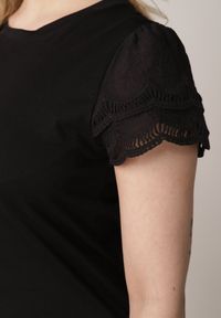 Born2be - Czarny Bawełniany T-shirt z Koronkowymi Rękawami Carilynore. Okazja: na co dzień. Kolor: czarny. Materiał: bawełna, koronka. Styl: elegancki, klasyczny, casual #6
