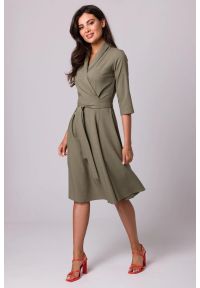 Sukienki.shop - Rozkloszowana sukienka kopertowa z wiązaniem w pasie khaki. Okazja: do pracy. Kolor: brązowy. Typ sukienki: kopertowe. Styl: elegancki, wizytowy #1