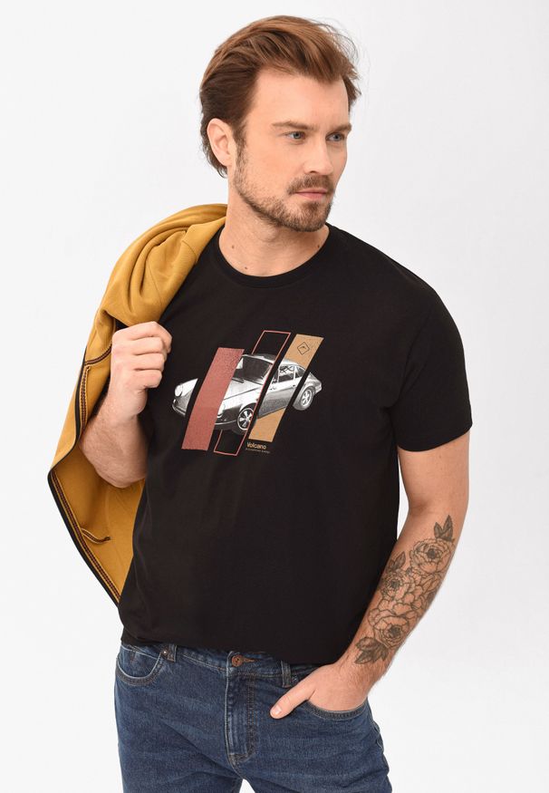 Volcano - Czarny t-shirt z printem, Comfort Fit, T-SITE. Okazja: na co dzień. Kolor: czarny. Materiał: bawełna, jeans, materiał. Długość rękawa: krótki rękaw. Długość: krótkie. Wzór: nadruk. Styl: sportowy, klasyczny, casual