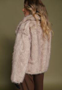 Born2be - Ciemnobeżowa Kurtka Futerko z Ozdobnym Kołnierzem Devrenna. Okazja: na co dzień. Kolor: beżowy. Materiał: futro. Sezon: zima. Styl: elegancki, casual, klasyczny #7