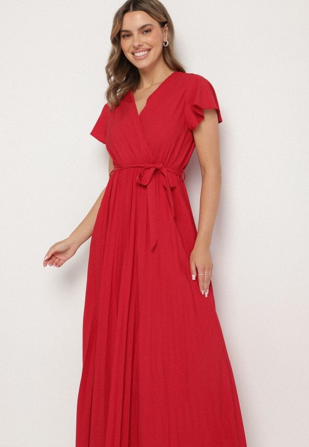 Born2be - Bordowa Elegancka Sukienka Maxi w Plisy z Kopertowym Dekoltem i Wiązaniem Thessi. Kolor: czerwony. Sezon: lato. Typ sukienki: kopertowe. Styl: elegancki. Długość: maxi