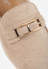 Born2be - Ciemnobeżowe Mokasyny z Prostokątną Metaliczną Ozdobą Aeleorane. Nosek buta: okrągły. Zapięcie: klamry. Kolor: beżowy. Materiał: zamsz, skóra. Wzór: aplikacja. Obcas: na obcasie. Styl: klasyczny. Wysokość obcasa: niski #5