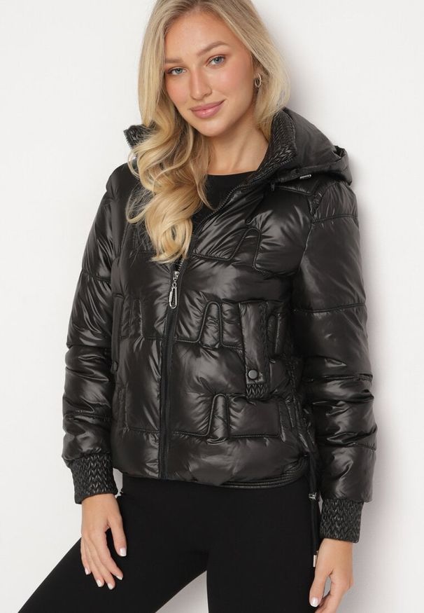 Born2be - Czarna Pikowana Kurtka z Odpinanym Kapturem Wydłużonym Tyłem i Ściągaczami Zinonia. Okazja: na co dzień. Kolor: czarny. Materiał: wełna, skóra, jeans. Sezon: zima, jesień. Styl: casual, elegancki