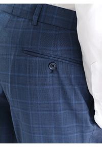 Pako Lorente - PAKO LORENTE – Granatowe spodnie garniturowe w delikatną niebieską kratkę. Kolor: niebieski. Materiał: poliester, wełna, lycra. Wzór: kratka #2