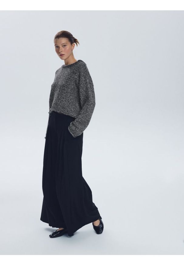 Reserved - Sweter z wiązaniem na plecach - ciemnoszary. Kolor: szary. Materiał: dzianina